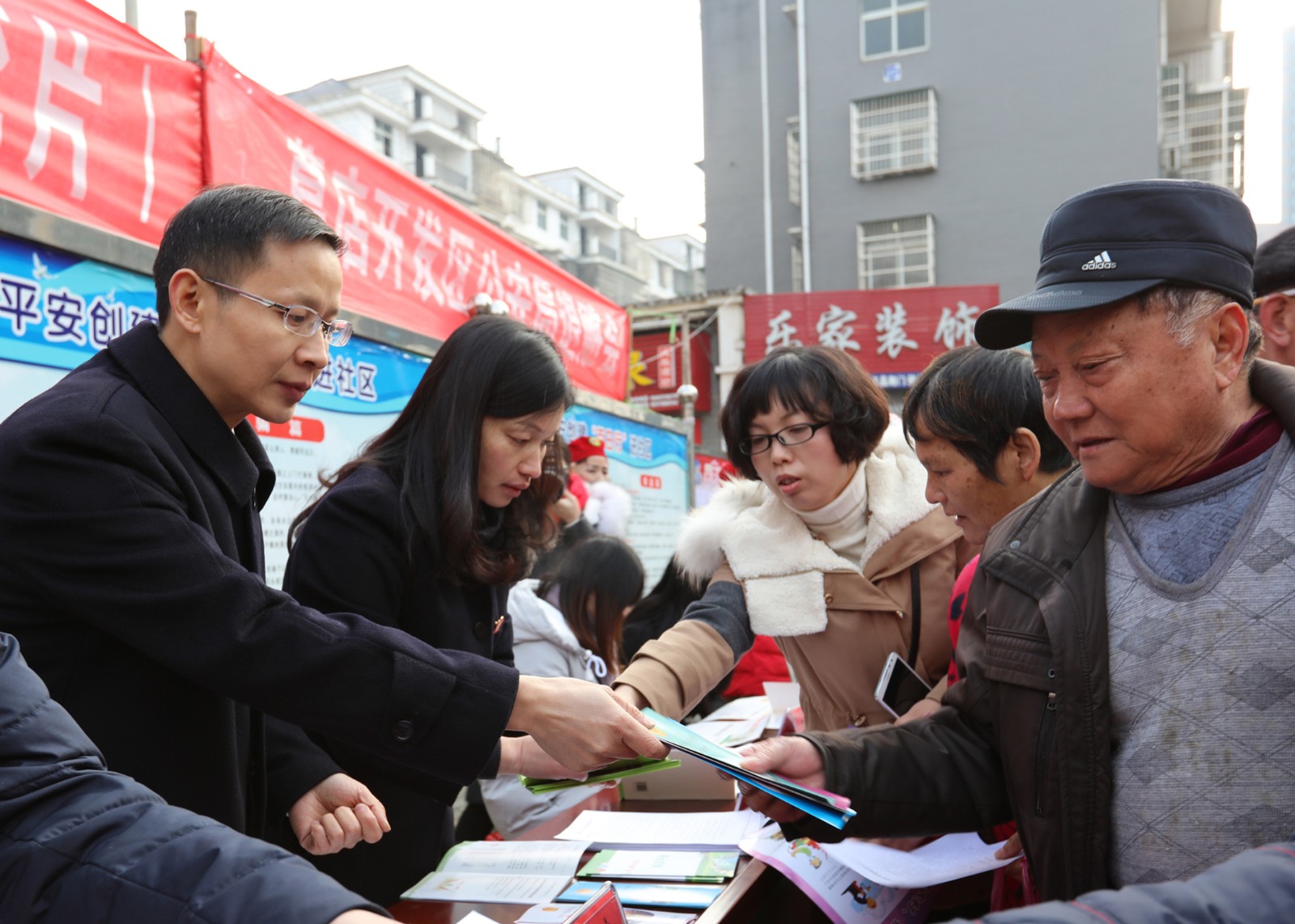 00 （精剪）鄂州中院干警，葛店开发区大湾社区平安法治创建现场会04.jpg